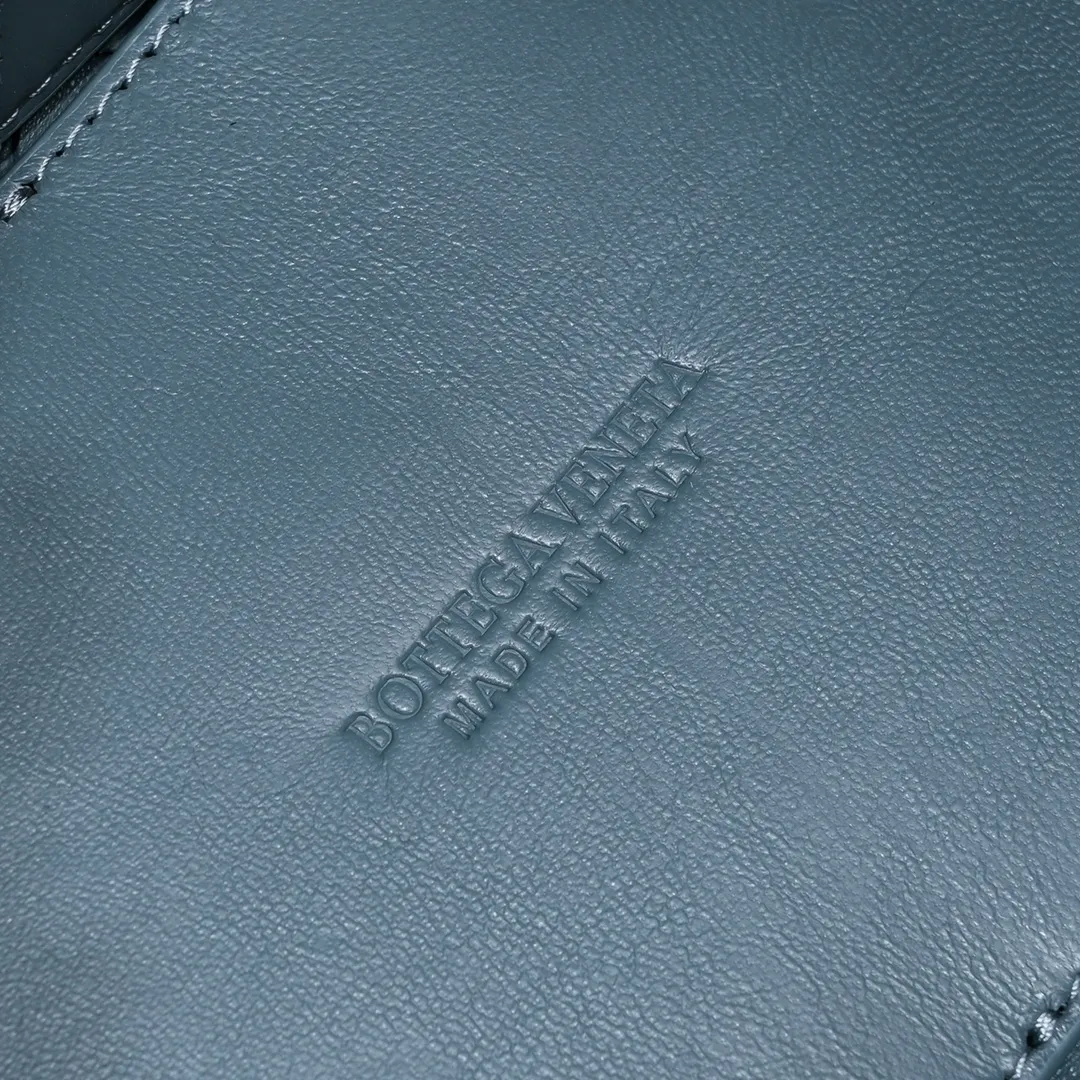 The 2023 new Andiamo batch of 2260 BV has been shipped‼ ️Really popular🔥The new Andiamo woven handbag launched by Bottega Veneta this season is really popular all over the world! ! Celebrities at home and abroad have worn it, and Oscar-winning actress Michelle Yeoh has taken it out on the street. Song Jia, Trai Yara, Yu Feihong, Sanji Ayaka, Rosie Hunting-Whiteley, Yoshioka Riho, etc. have all picked up this bag. It is classic and versatile, showing off its temperament, and the bag capacity is also large, which is very convenient for daily commuting! ! A variety of carrying methods, the shoulder straps can be adjusted by yourself, the original lambskin feels soft and delicate, and the unisex style breaks gender boundaries and brings a more practical and longer-lasting use experience. Andiamo, which has both elegant and casual styles, perfectly interprets the true appearance of "fashionable old money style". Style number: 8463 Size: 32*24*12